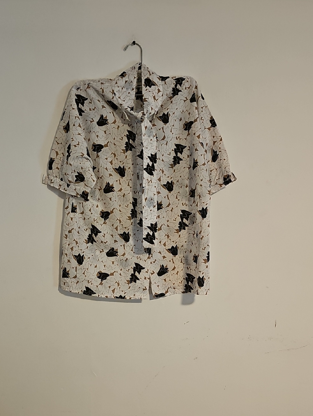 Short Sleeve Floral Print Button-Up Blouse in White and Black